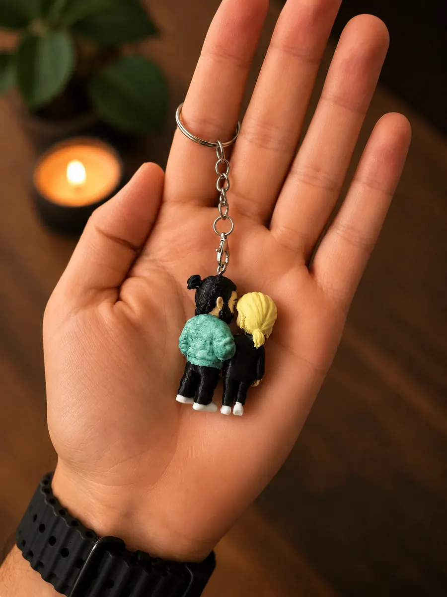 Personalisierter Chibi-Schlüsselanhänger mit zwei Personen von hinten