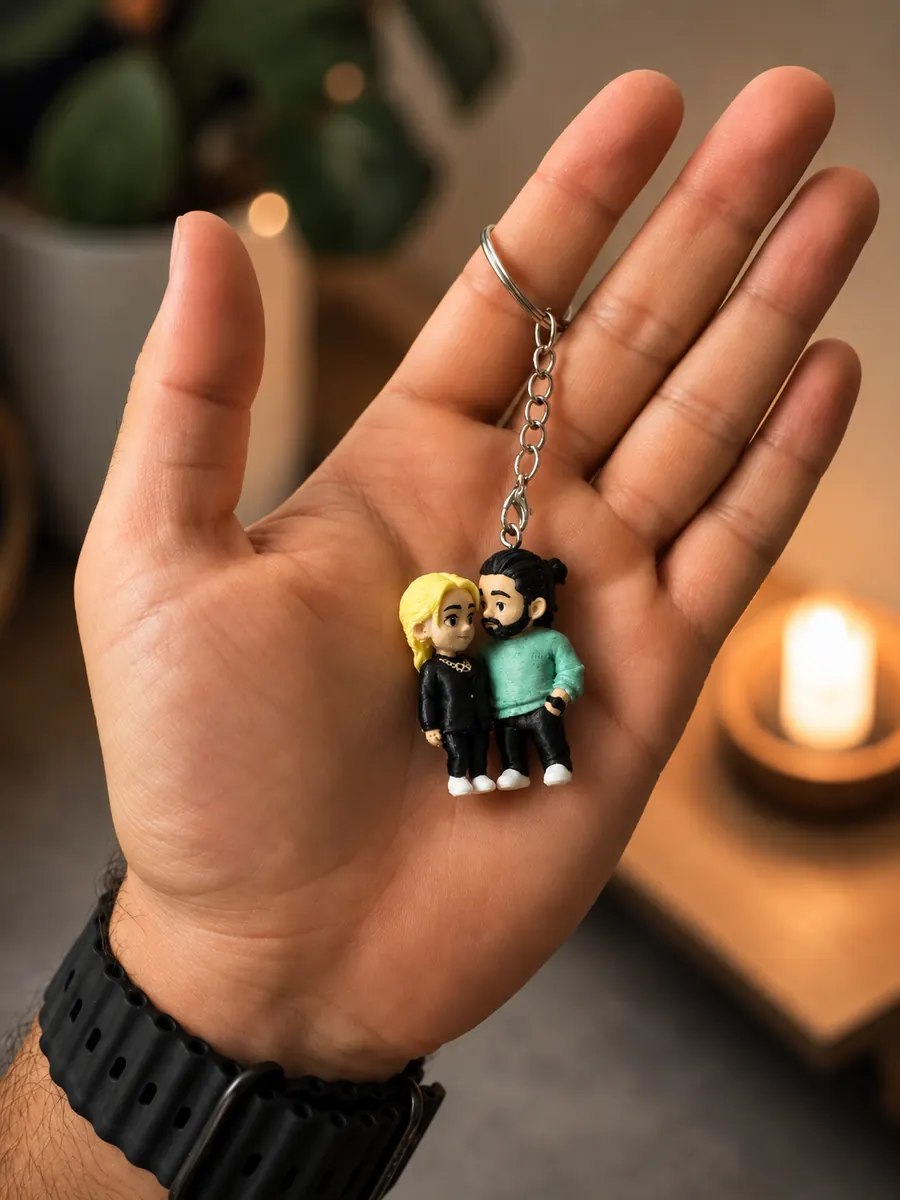 Personalisierter Chibi-Schlüsselanhänger mit zwei Personen von vorne